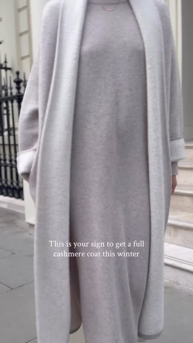 Pure cashmere, draped with quiet authority. The single-breasted