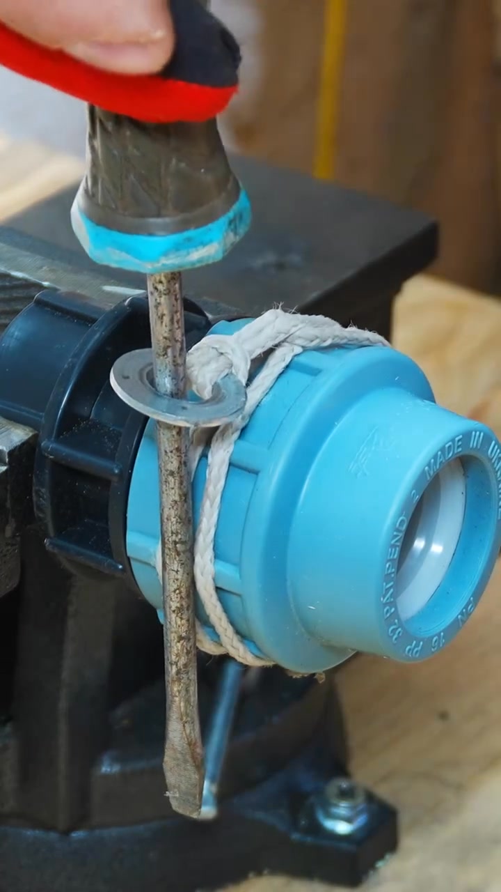 NO Wrench Pipe Hack! Plumber's Rope Trick #diy #tools #lifehacks #tips ...