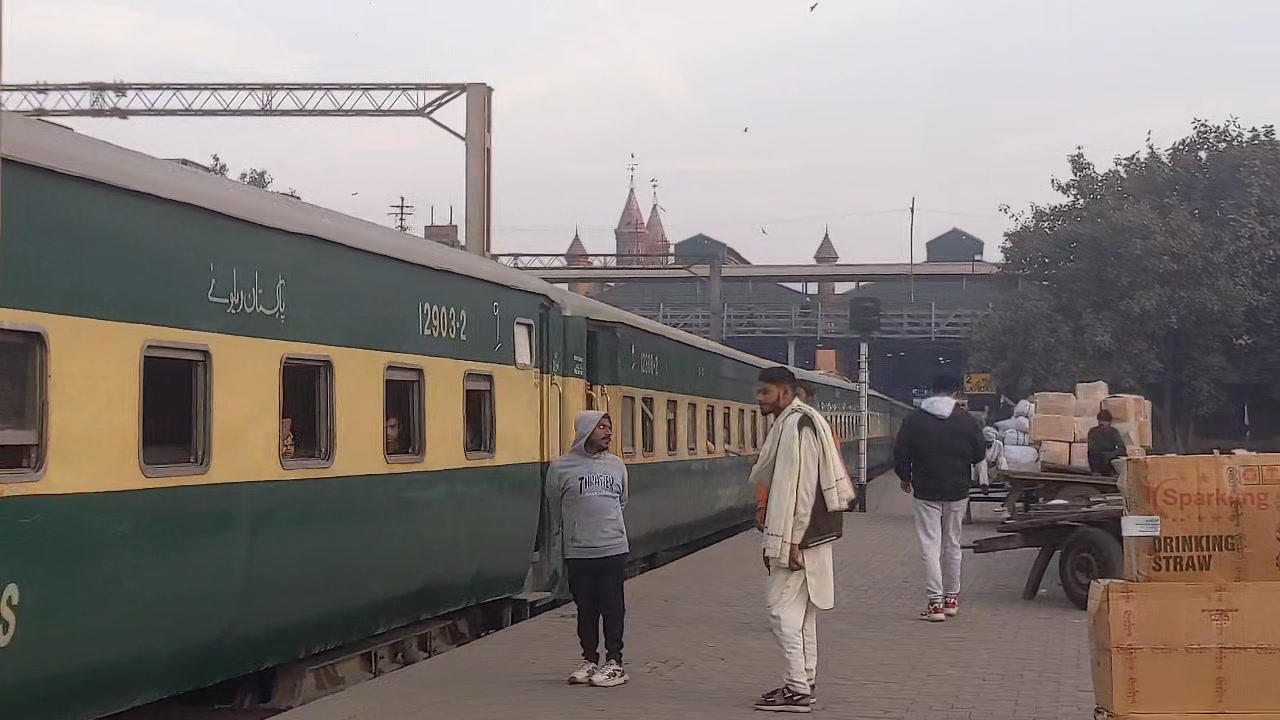 Karakorum Express 42dn Departing from Lahore Pakistan Railways # ...