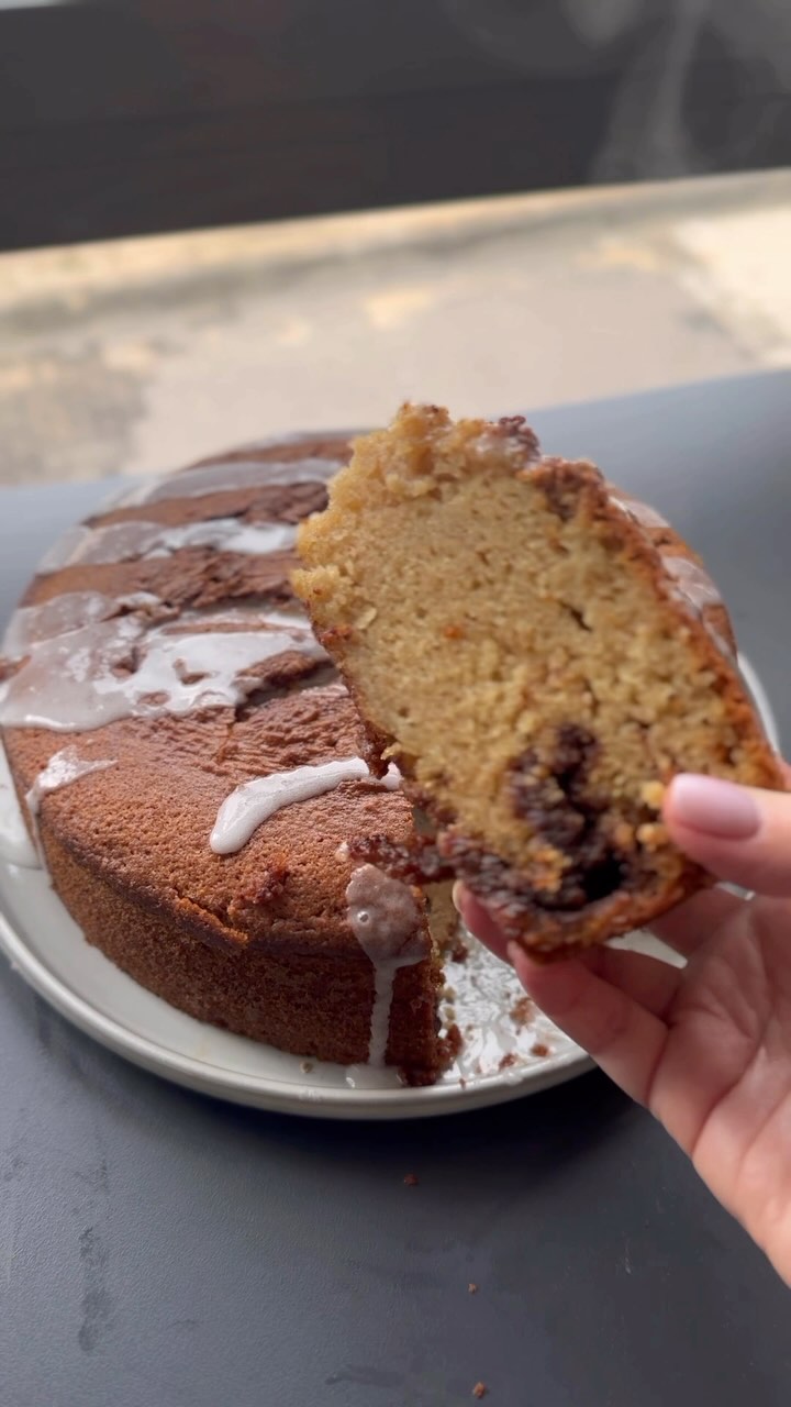 ‎קבלו את עוגת הדבש הכי לחה הכי רכה והכי טעימה שתכינו לחג 😍מי שמכיר אותה ...