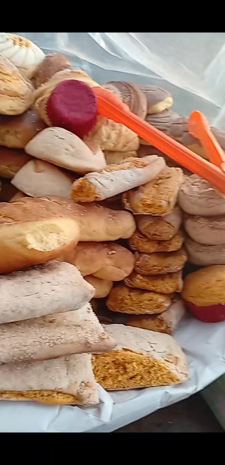 Corranle por su pancito Muy rico y delicioso Pan dulce Pan bollo ...