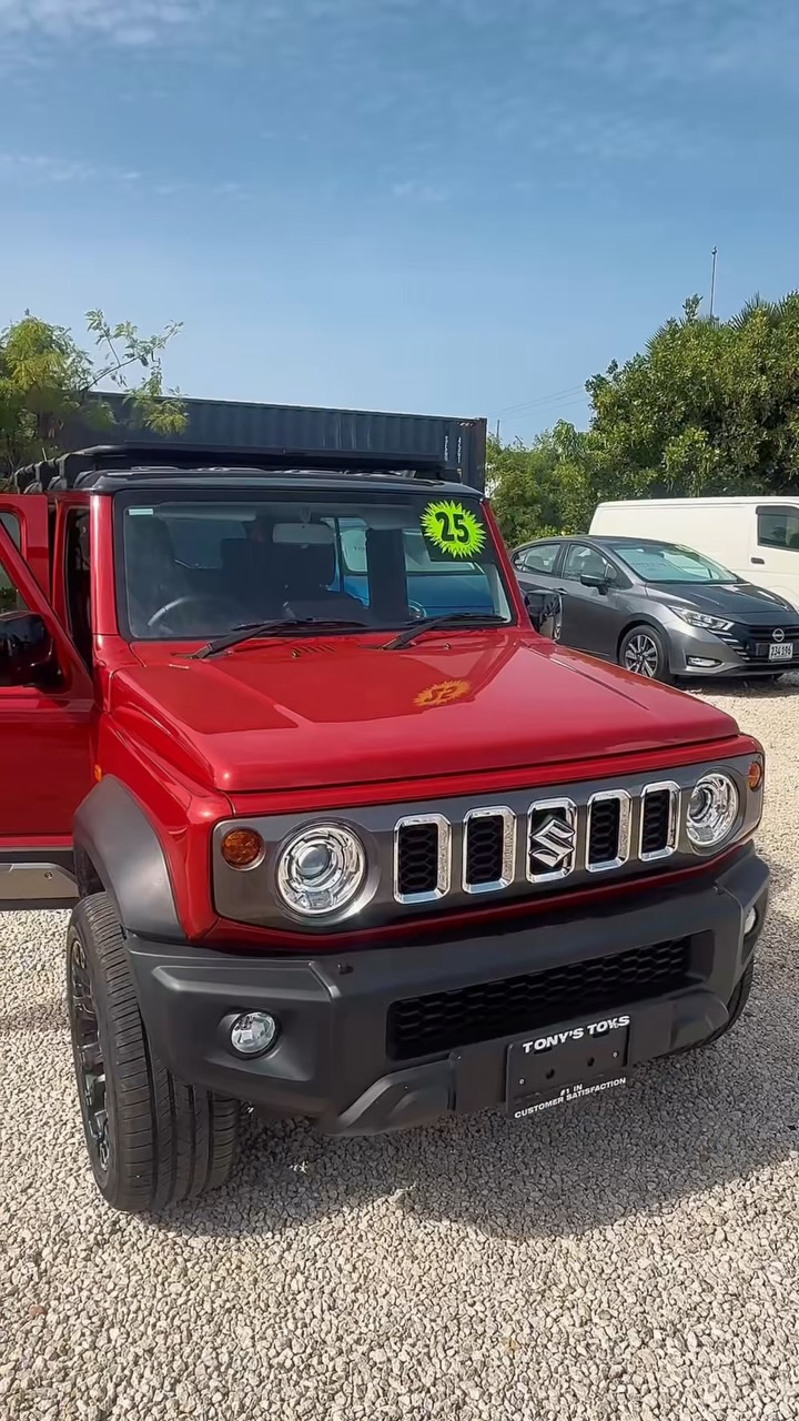 Red looks good on this one.😮‍💨🔥 The Suzuki Jimny is compact
