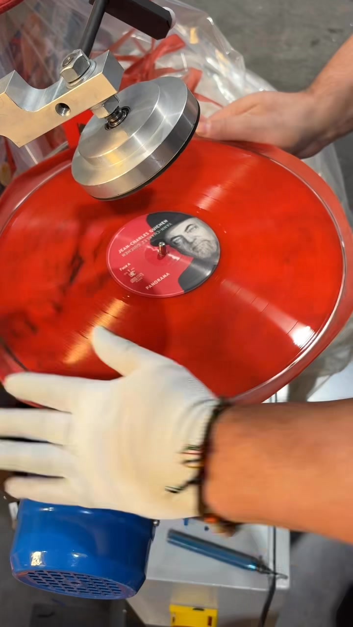 🔥 ️c’est fou il va être beau , all in the red braz 😁🎩Le vinyle du ...