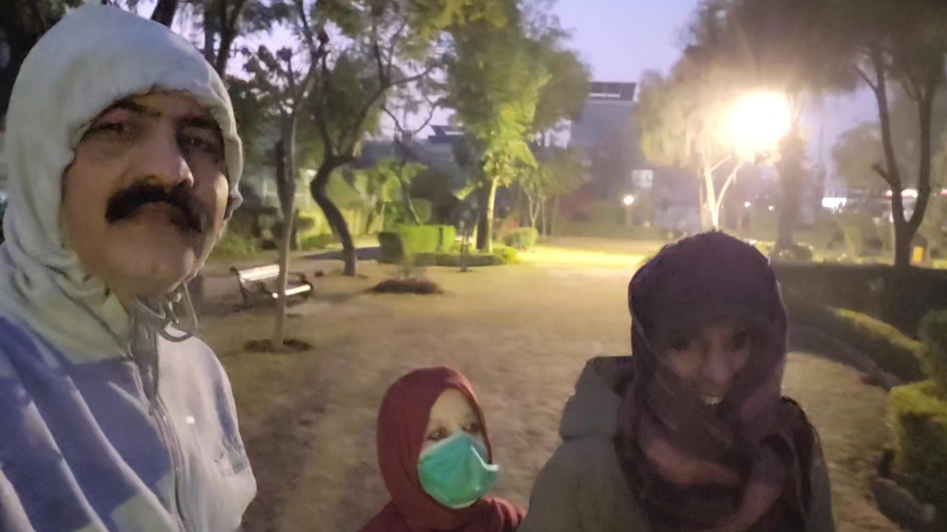 محبتیں فلم کے مرکزی کردار محبت کے پرندے، میاں بیوی صبح سویرے اس پارک ...
