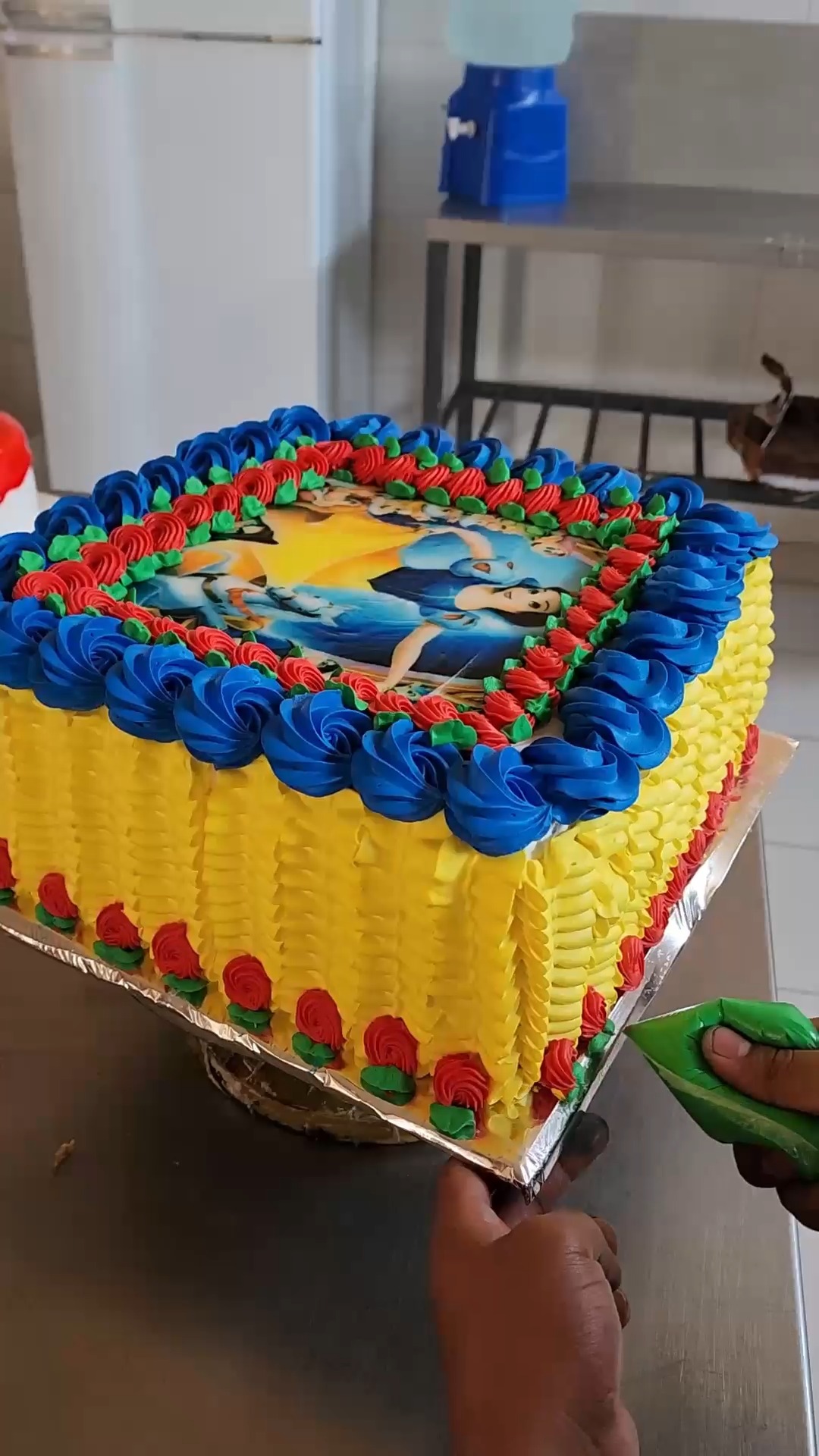 Como decorar un pastel cuadrado para niña de las princesas con crema ...