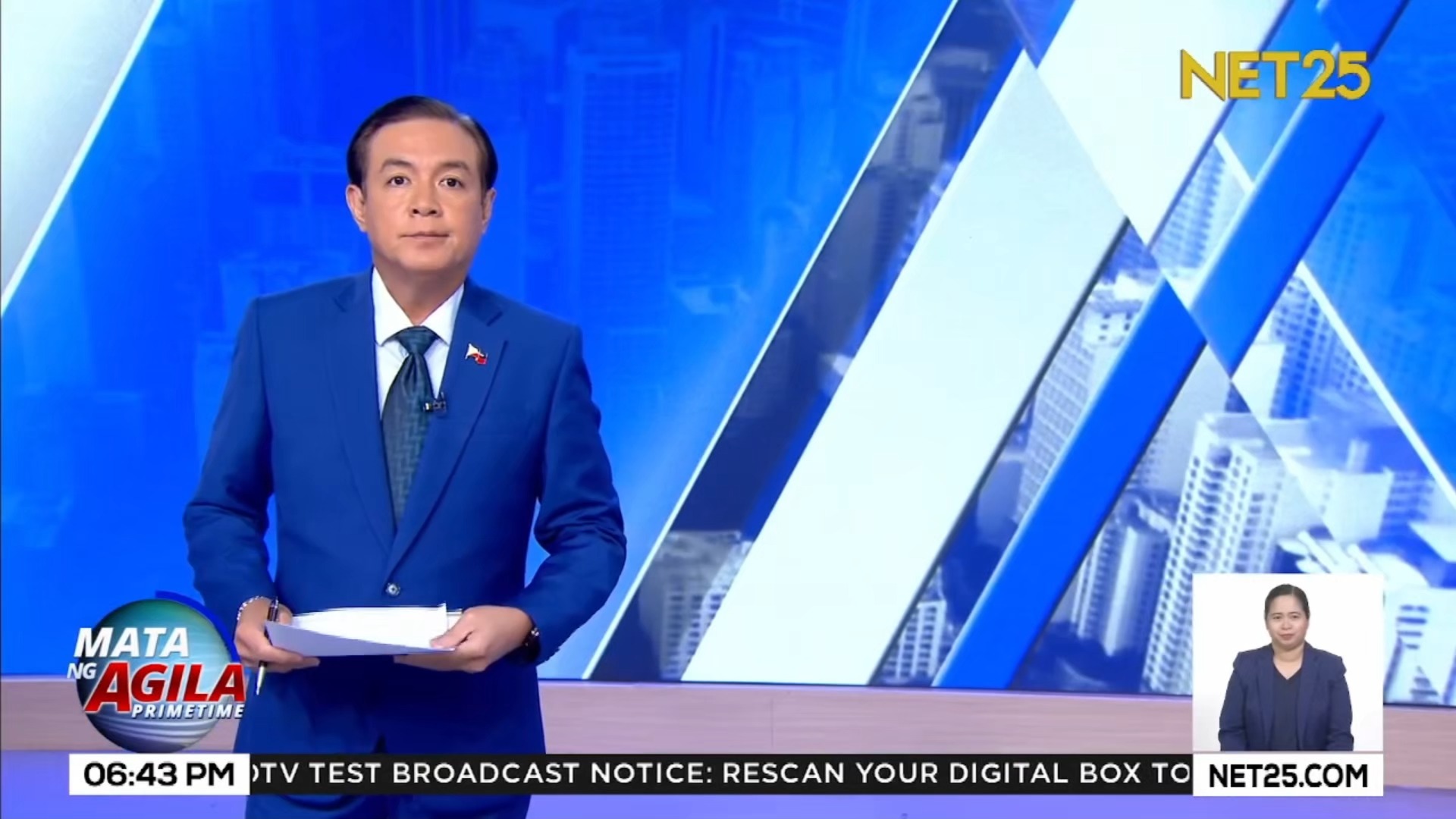 Namataan ang isang malaking sawa na lumutang sa gitna ng baha sa ...