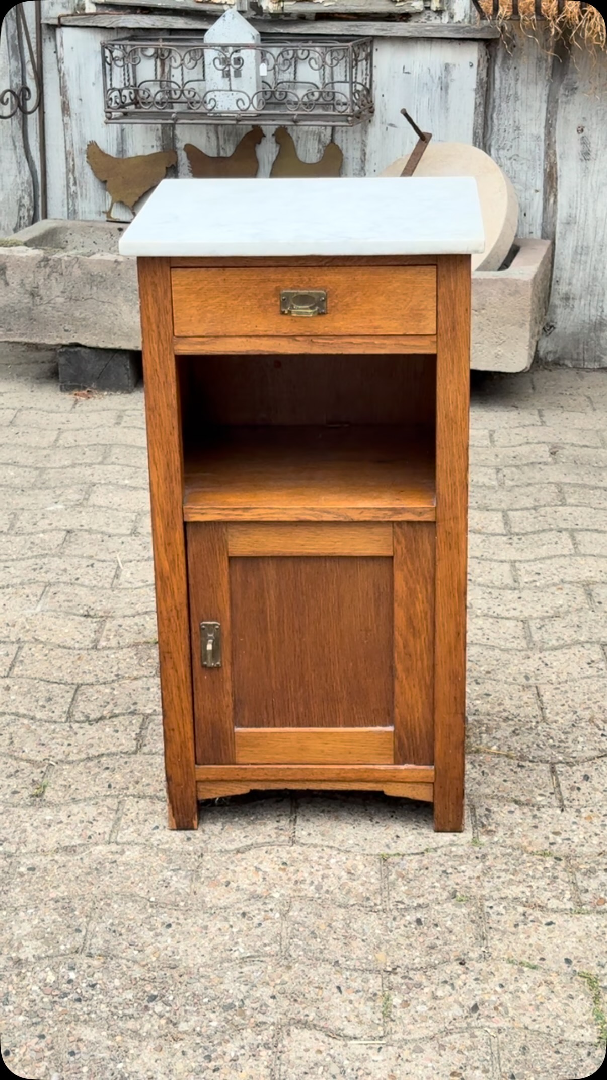 Nachschrank aus der Zeit um 1920, Vielleicht Dein nächstes DIY - Projekt?, #wunderbaaresonlineshop #möbel #dıy #antik #vintage | WUNDERBAAReS.de