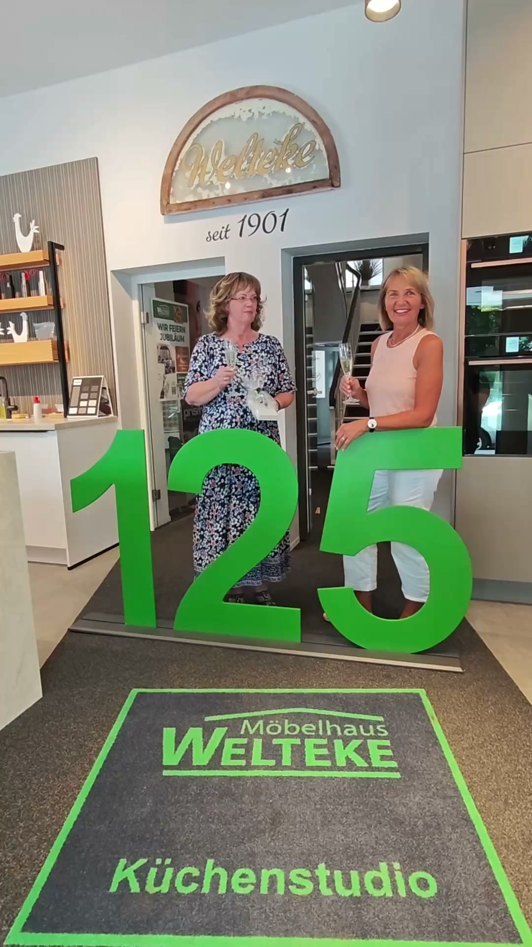 125 Jahre Welteke und das haben wir mit einem ganz besonderen Gewinnspiel gefeiert. 🎉 Über ein neues iPhone 17 darf sich unsere Gewinnerin Frau Döring freuen. Herzlichen Glückwunsch und ganz viel