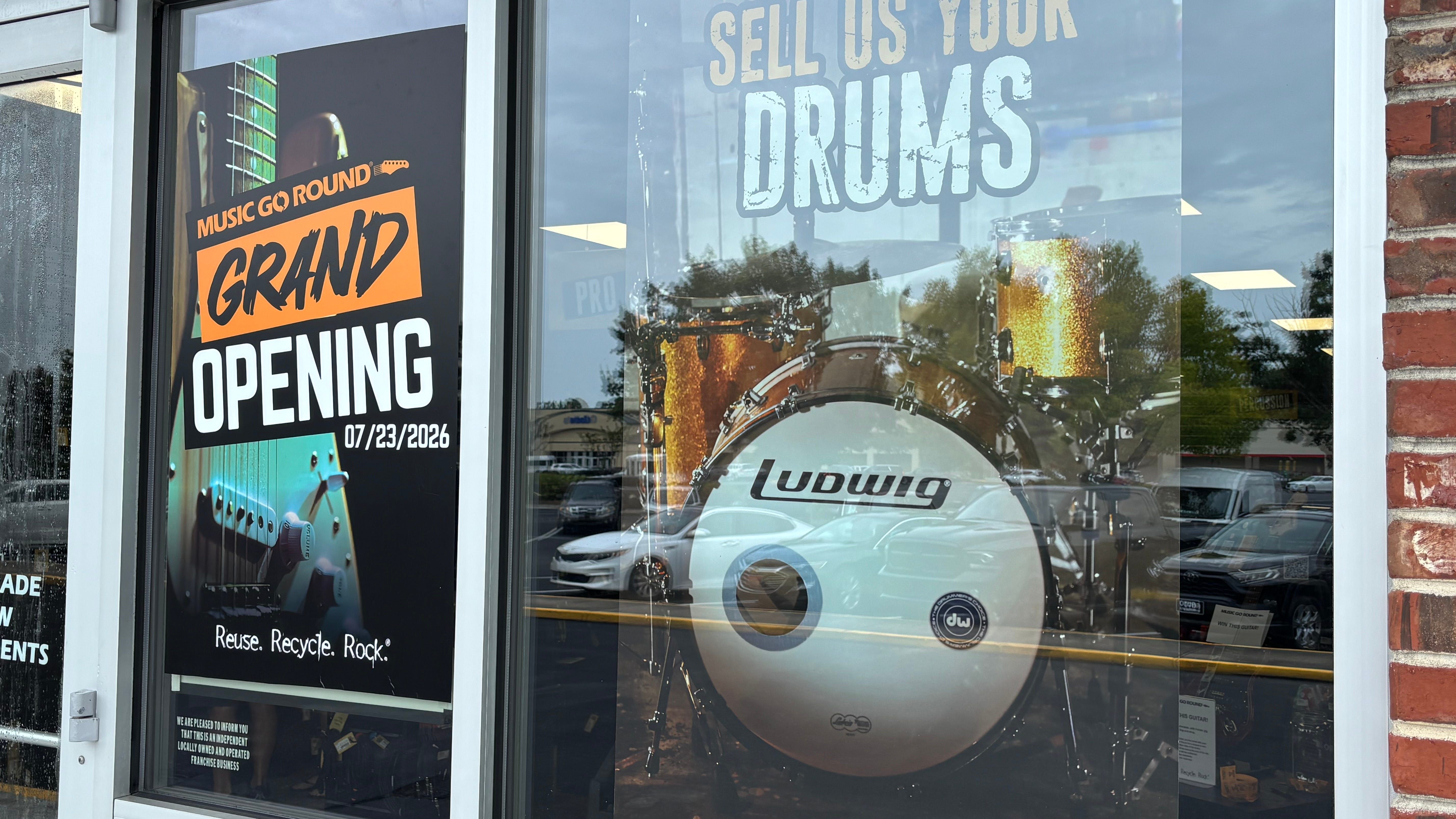 🎸🎶 Wilmington's newest music store is now open. Take a look