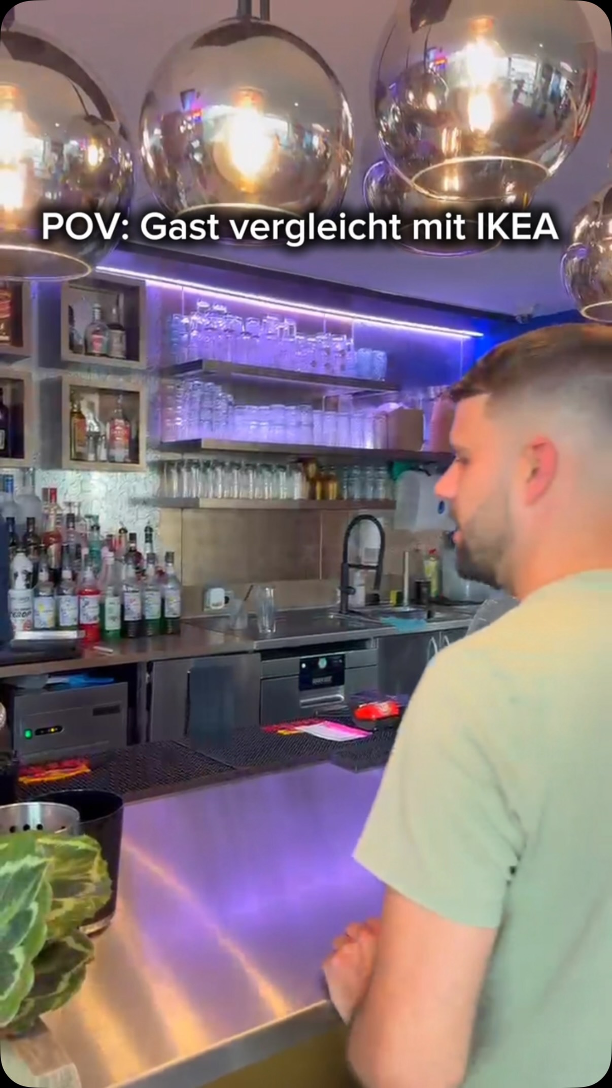 Wenn der Gast sagt: „Ich würde gerne Tisch 6 bezahlen.“ 💳, Wir: Klar, gerne! 😊, Er 30 Sekunden später: 🏃‍♂️🪑💨, „Mensch, das war günstig. Günstiger als bei IKEA!“ 😂😂, Bei uns kann man offenbar nicht