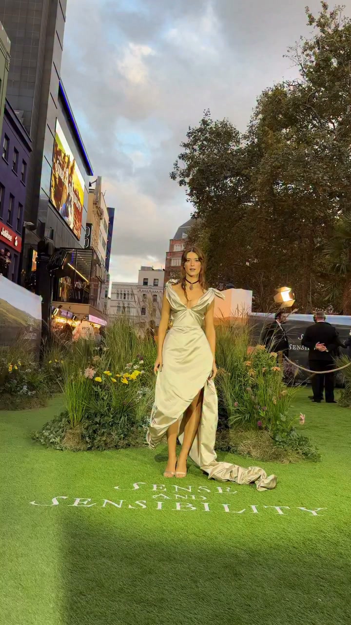 daisy edgar jones green dress The ever elegant Edgar-Jones arrives at the World Premiere of SENSE AND SENSIBILITY. In Cinemas September 25. | Universal Pictures v_dress