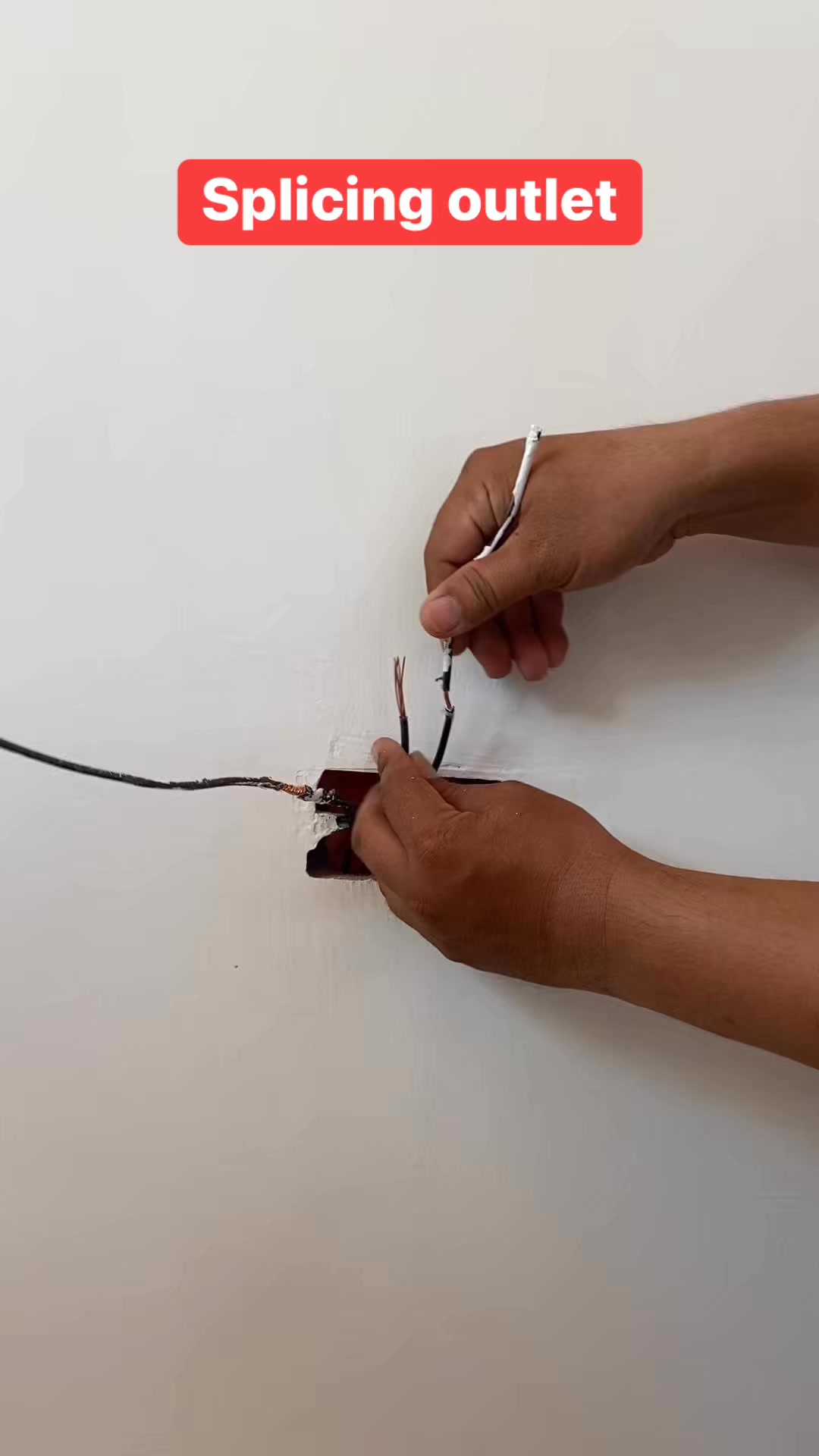 Outlet splicing #electrician #reelsvideoシ #fbreels #fyp #fb # ...