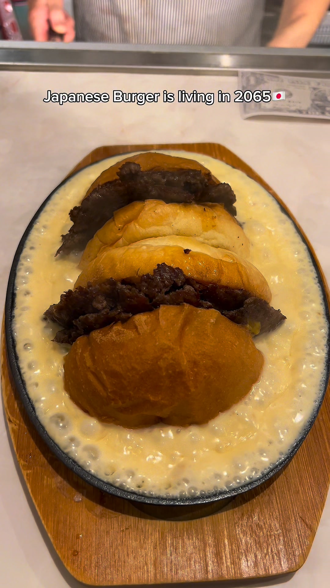 ✓Is this what a real cheeseburger is? In Japan, they pour melted