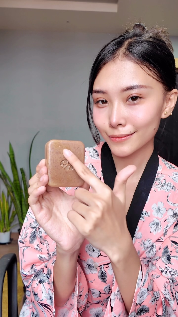 magic tan protection kit saffron glutathione vit b5 lactic acid Outdoor shoots = endless sun exposure ☀️, and a little is inevitable!, But instead of putting harsh chemicals on my skin, I’ve been reaching for Ghar Soap Soap 🧼✨, It’s become my little Pearly Caps Skin Whitening IPAMORELIN SIZE:330ML