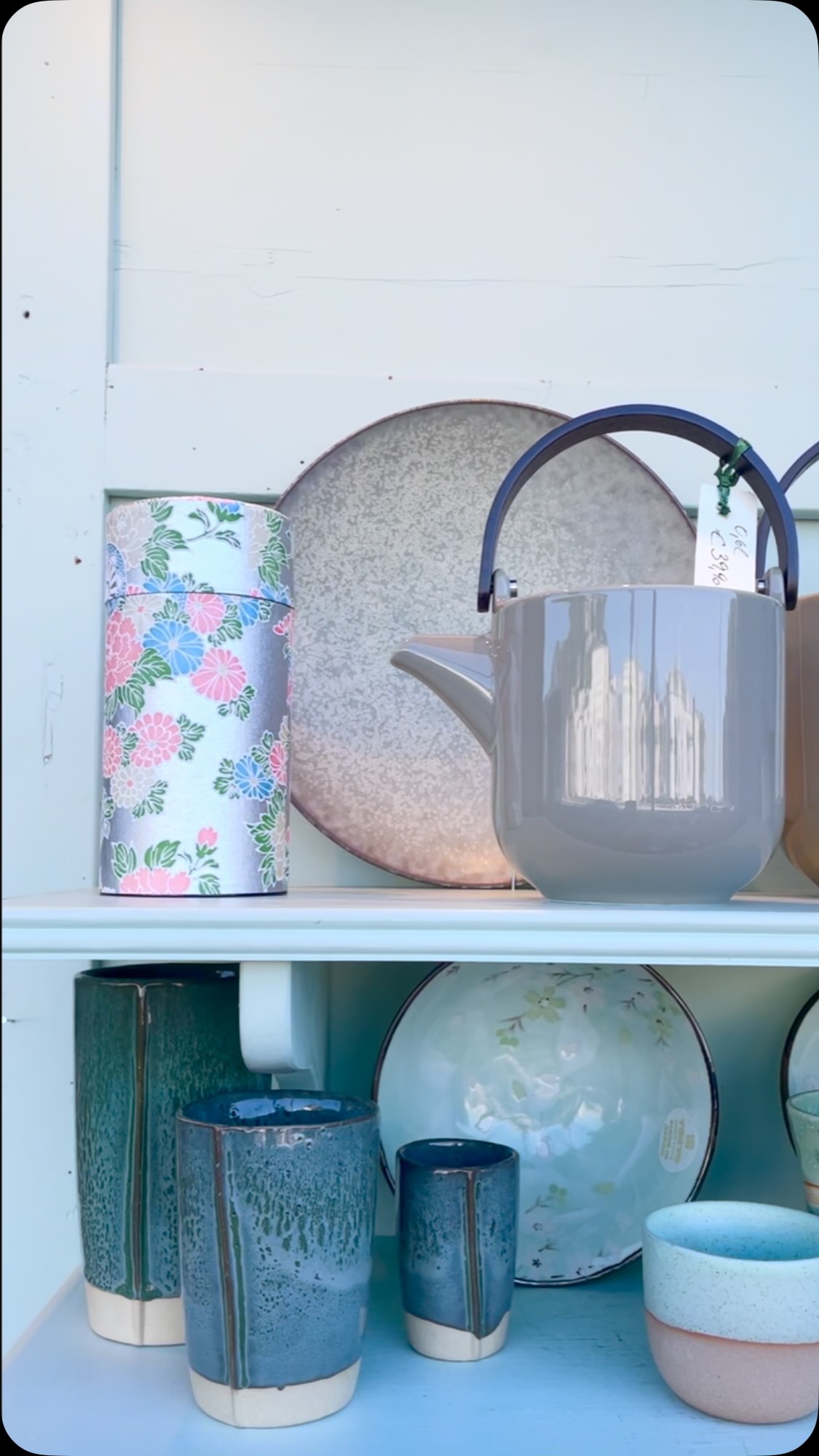 Du liebst ästhetische Dinge? Dann wirst du unser Geschirr in allen möglichen Farbtönen und Formen lieben. Also komm‘ gerne vorbei und such‘ dir was schönes aus!, #salzburg #teatime #geschirr #asthetik