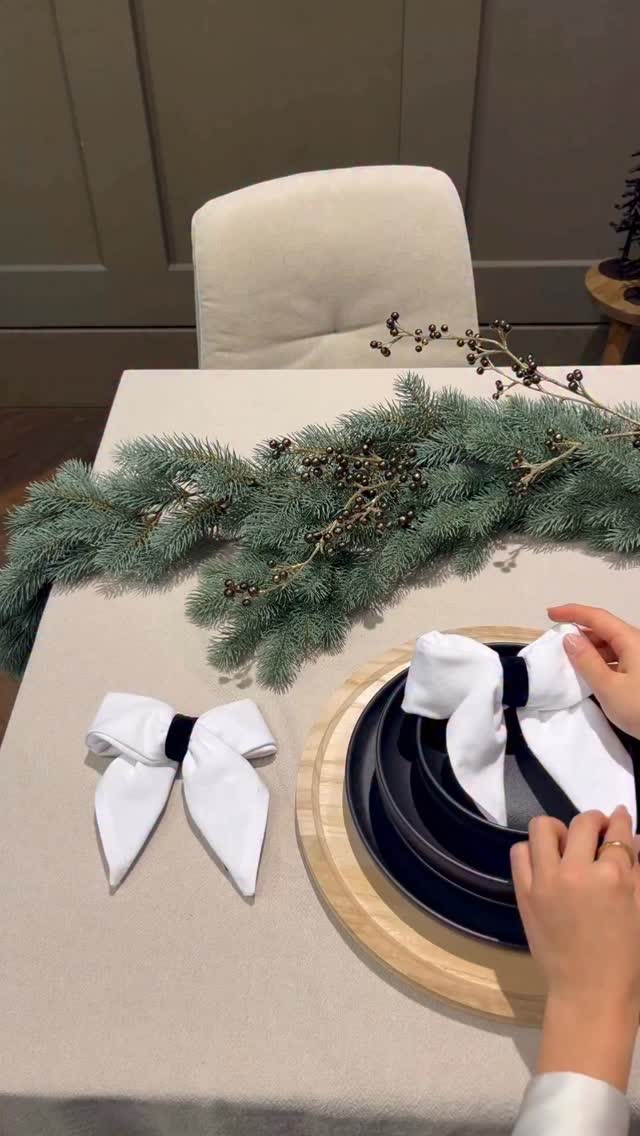 Manchmal reicht eine einfache Schleife, um deiner Festtafel das gewisse Etwas zu verleihen. ✨ Stoffserviette + Geschenkband = 🎀, Wie findest du die Idee?, ., ., ., #depot #depot_online #tischdeko