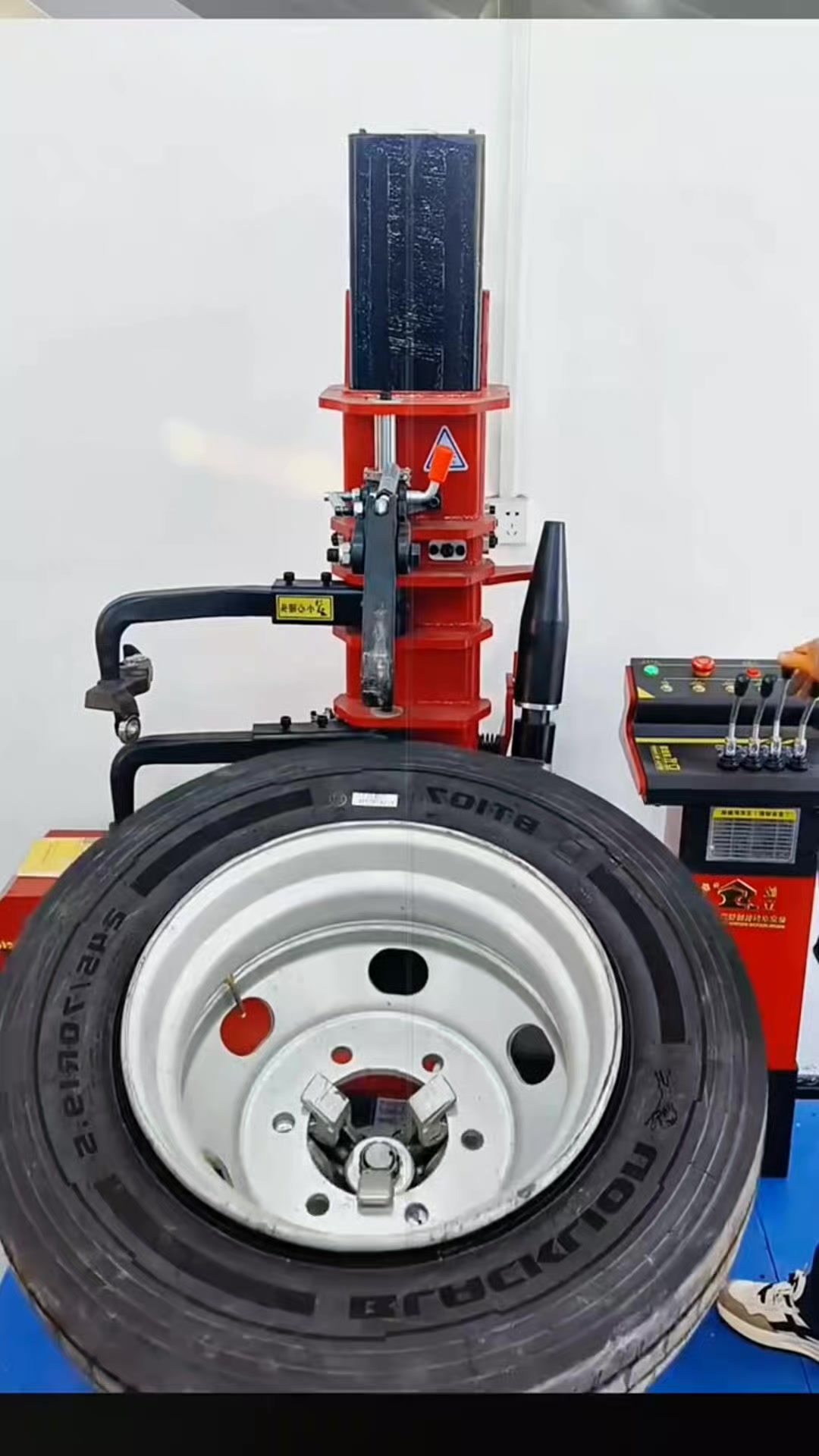 Effortless tire changing. Save time, save energy! #roadsideassistance # ...