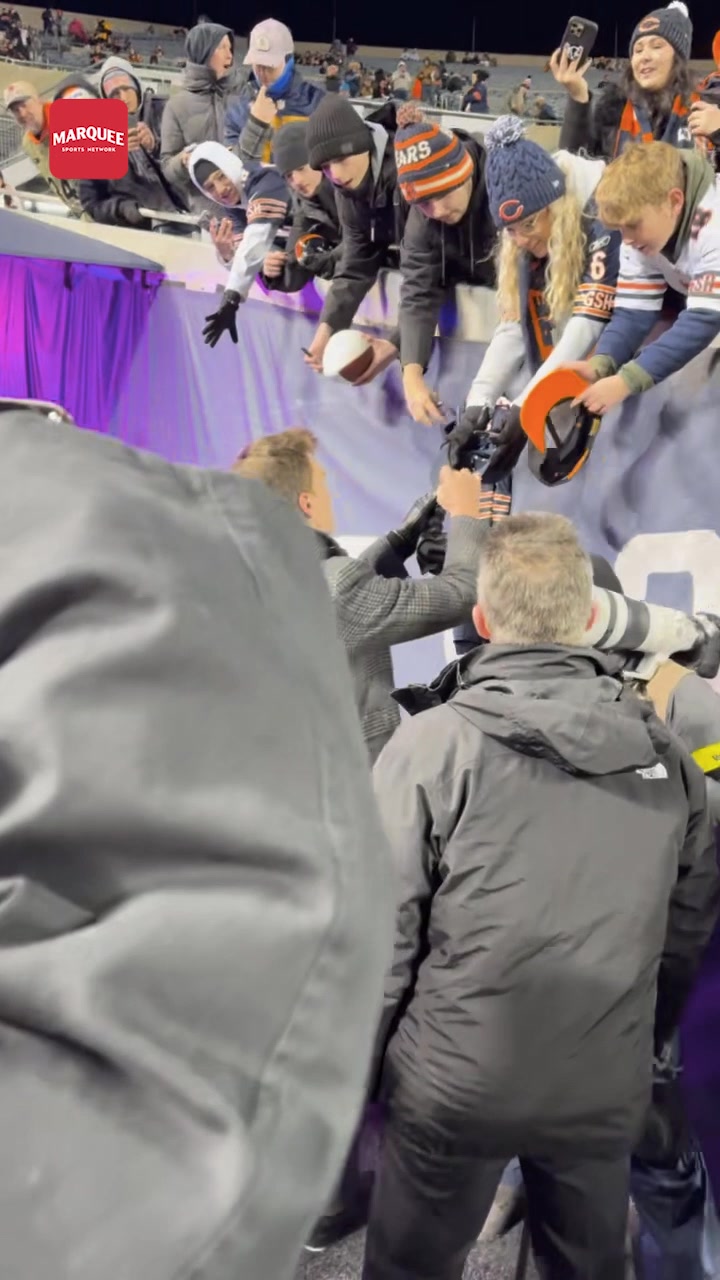 Tom Brady signs autographs before tonight's Bears-Packers game ...