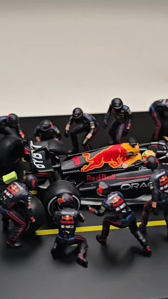 🚥 PIT Stop vibes with Max Verstappen! This 1:64 Mini GT beast is