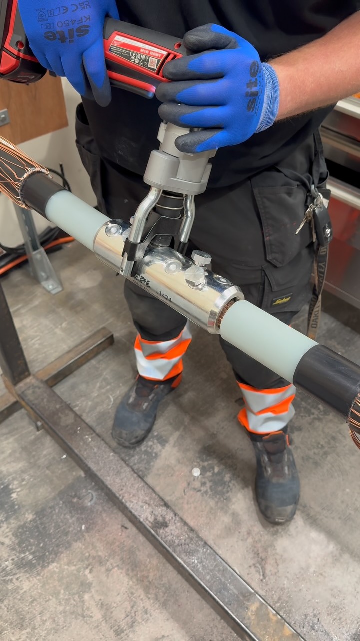 Shear off tool working a treat on a 800-1000mm2 straight connector ⚡️ ...