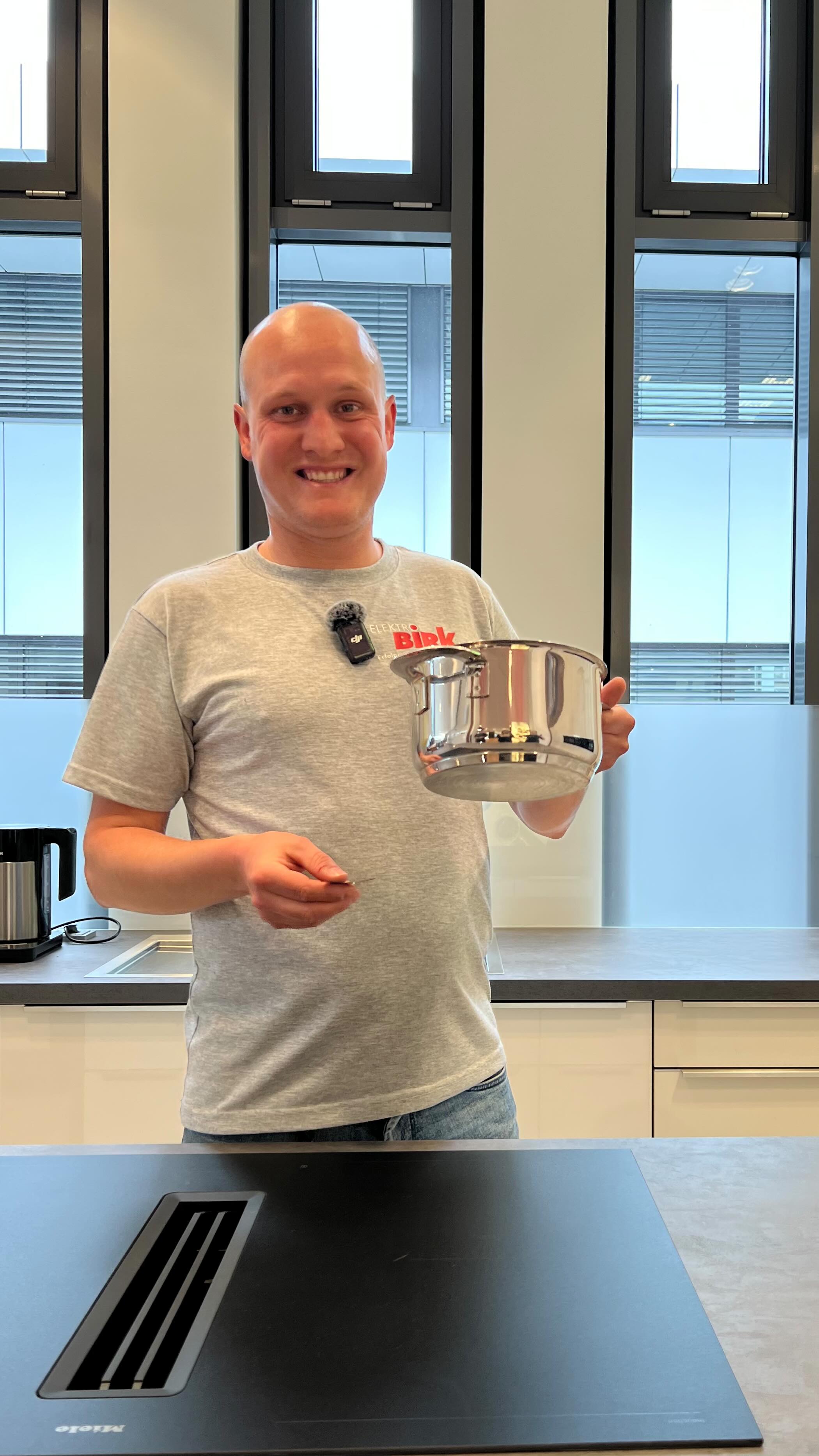 Induktion oder nicht? Moritz macht den Test! ⚡🍳, 1️⃣ Der Magnet-Test: Einfach einen Magneten an den Topfboden halten. Hält er? ✅ Dann ist der Topf induktionsgeeignet!, 2️⃣ Der Koch-Test: Wasser kocht