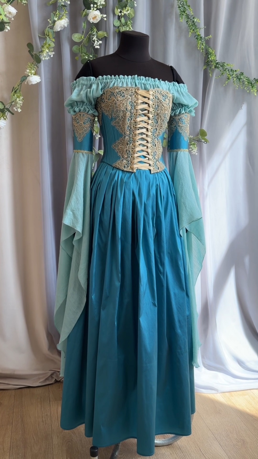 A Renaissance-inspired look for your next beautiful adventure✨, Echoing the allure and confidence of Venetian courtesans, this ensemble brings a touch of their captivating style into the world of 