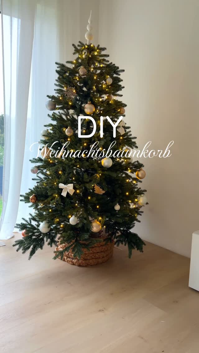 ✨ DIY-Weihnachtszauber ✨, Ich habe aus drei einfachen Backpapierrollen einen dekorativen Korb für meinen Weihnachtsbaum gebastelt – und so geht’s:, 1️⃣ Backpapierrollen vorbereiten:, Alle drei Rollen