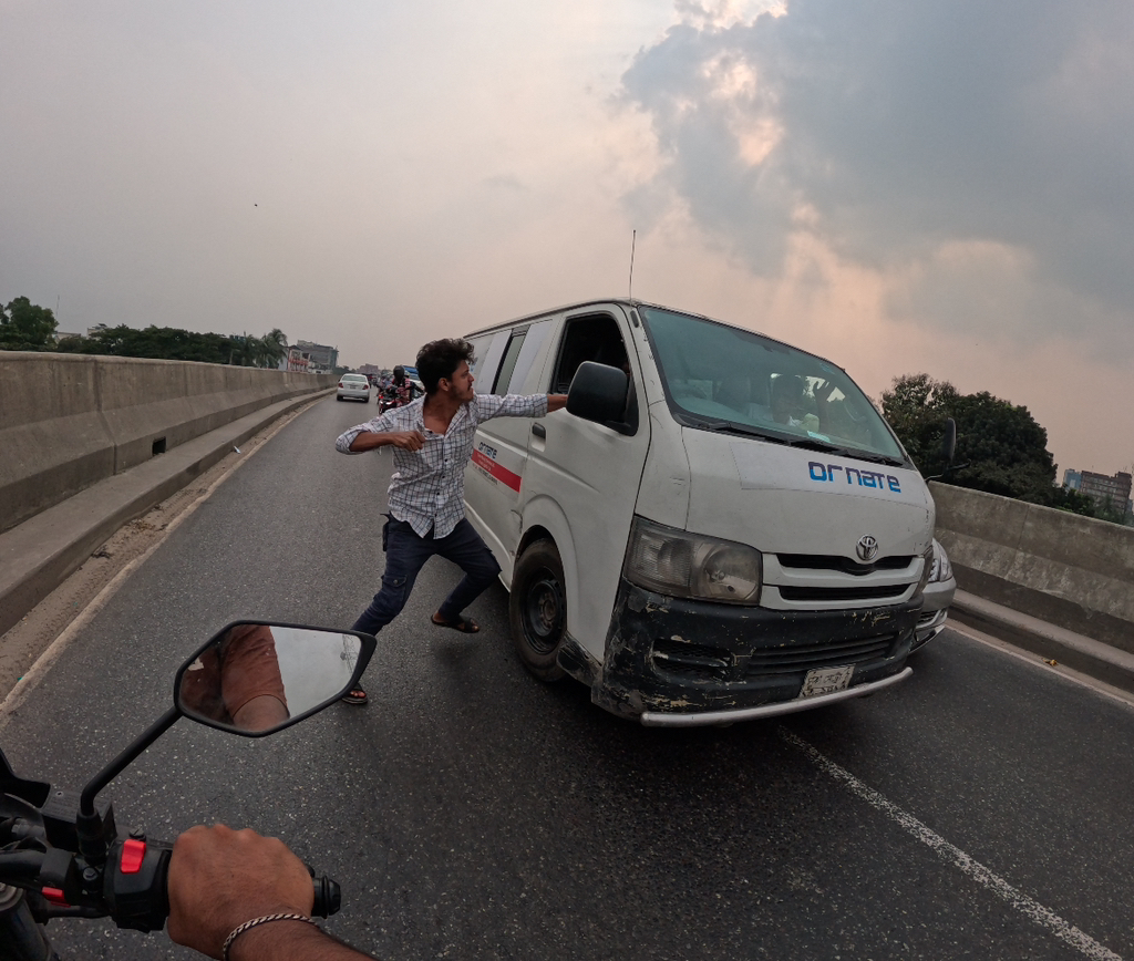 When road rage turns into a real-life action scene 😳💥 #DhakaTraffic # ...