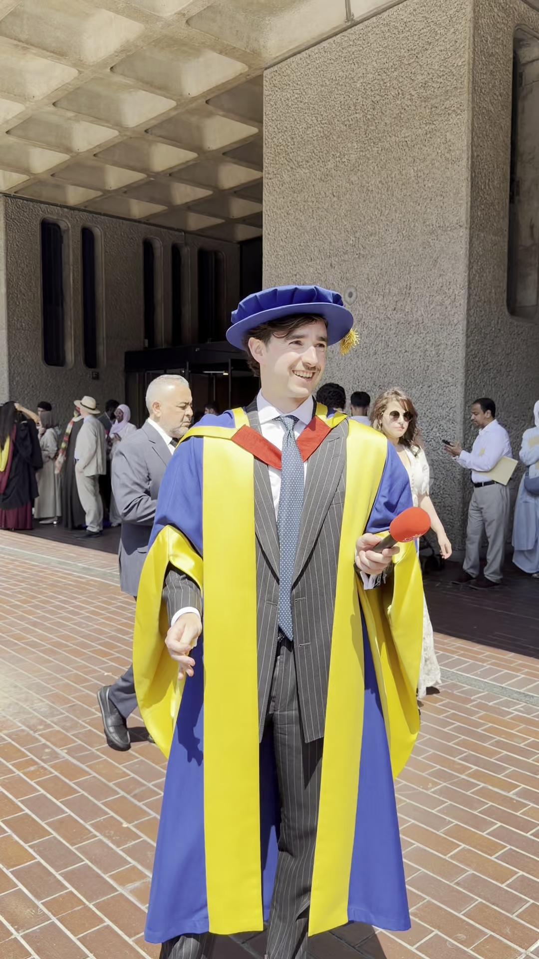 vivienne westwood graduation dress It's the first day of our summer week. To start the celebrations, we're sharing some interesting facts about the graduation gowns designed by Dame Westwood. #KingsCollegeLondon #ForeverKings Web Collection: Email Exclusive