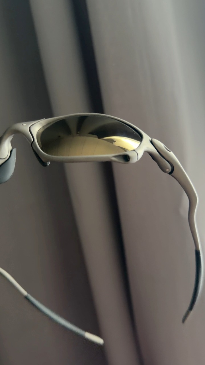 Released in 2004 and built from Oakley's O-Luminum alloy, the