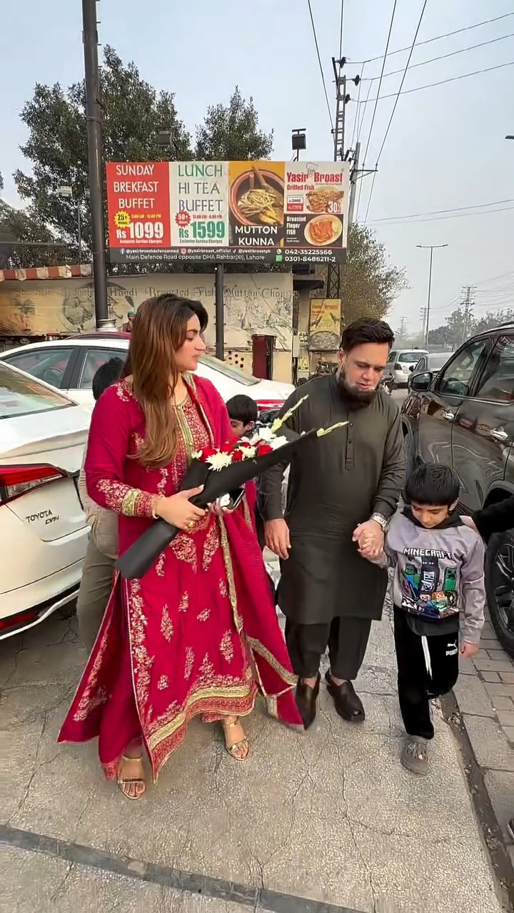 Ap Kia khty hain ess baray main🤔 bachon k sath lunch per gay ...