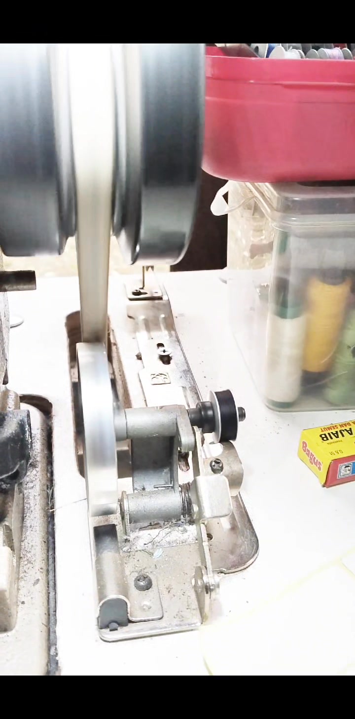Placing the thread on the spool pin #sewing #sewingmachine #sewingtips ...