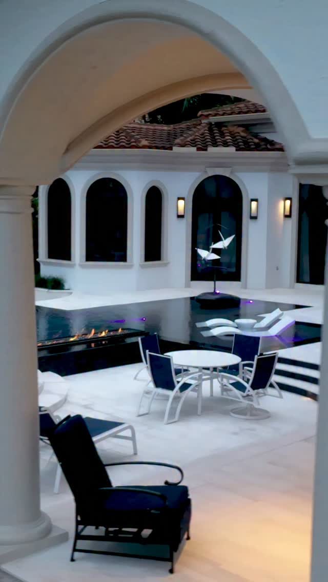 Modern pool in Jupiter, Florida with an infinity edge, Ledge Loungers ...