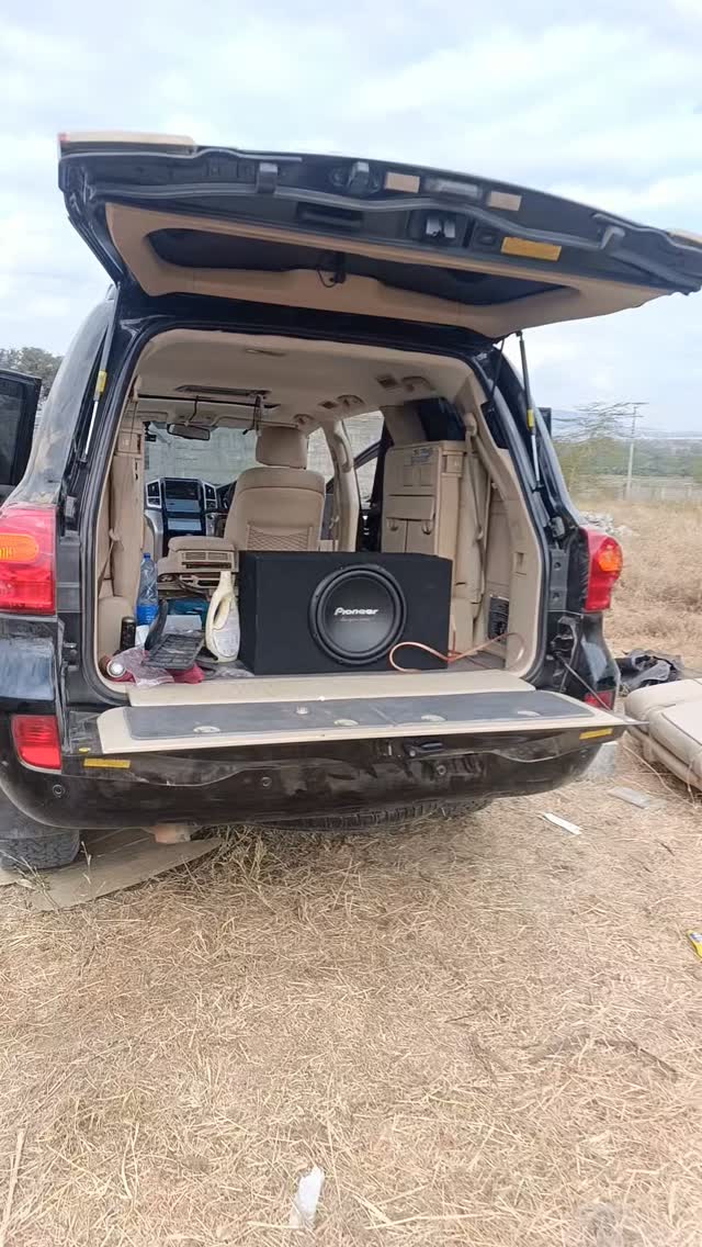 Land Cruiser LC 200 V8 Aftermarket sound installation ✓ Pioneer