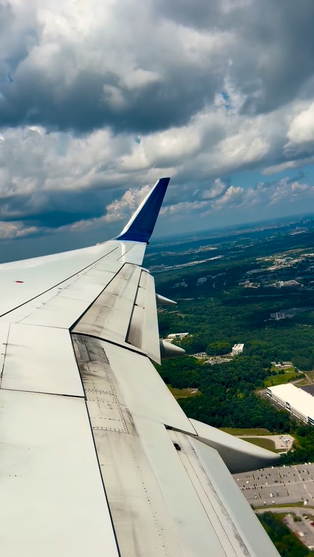 757 climb out as the flaps come in. Great view from this seat! ️ BWI ...