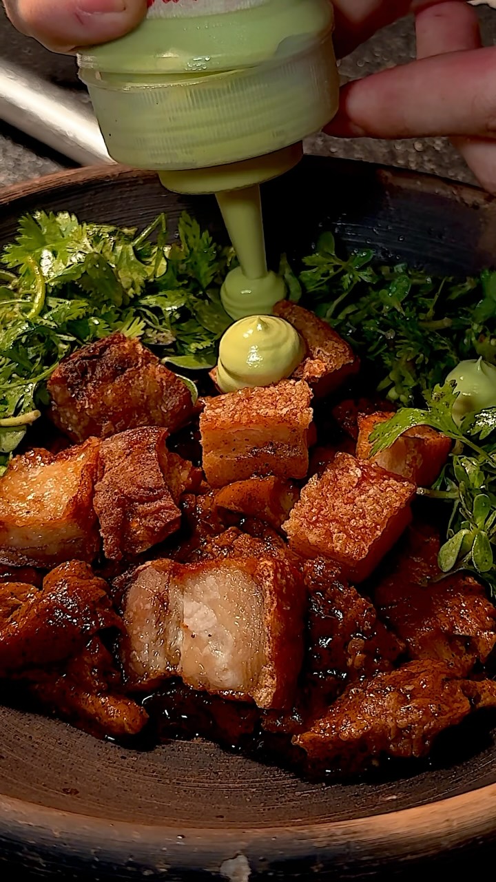 CHICHARRÓN DE CACHETE EN SALSA NEGRA TATEMADA ️‍🔥😮‍💨 oye pues la ...