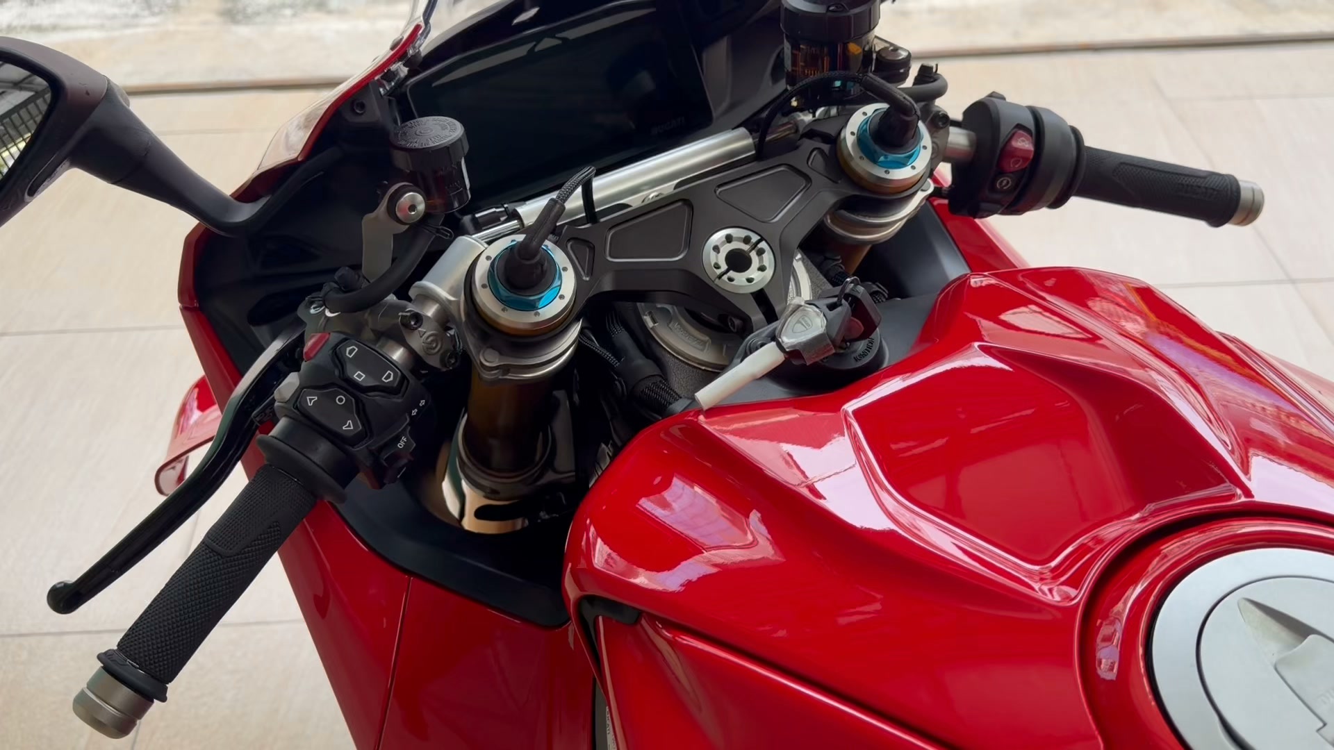 2025 Ducati Panigale V4 vs Fully Built 2024 Ducati Panigale V4S