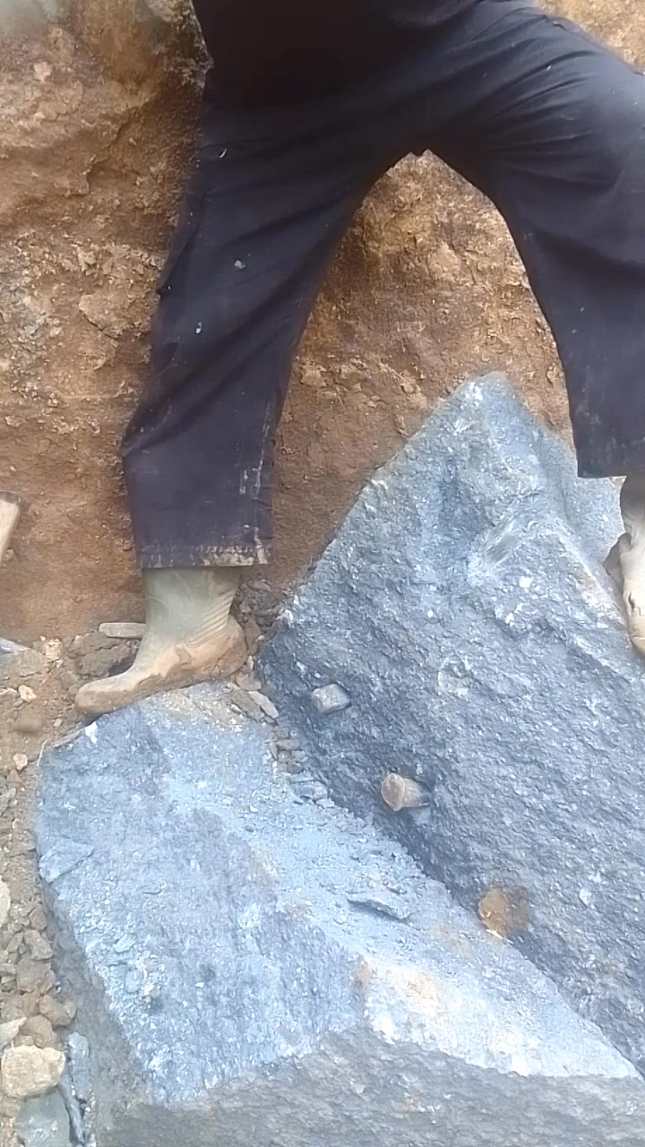 NATURAL STONE Technique for Splitting Stone Vertically with Two ...