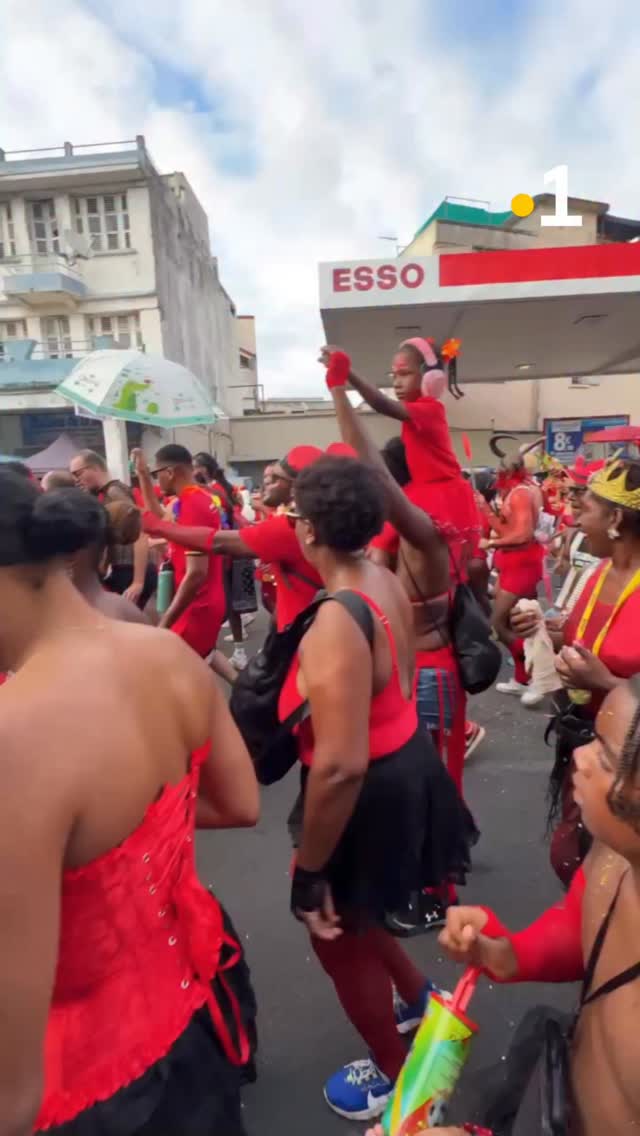 🎭 Mardi Gras à Fort-de-France 👹 🔴 La marée rouge a envahi la capitale ...