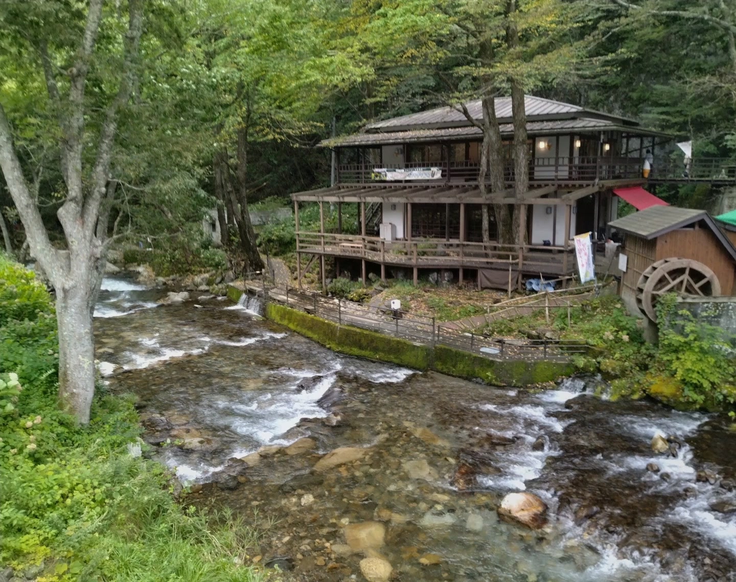 秘境の岩清水 The Shimizu River in front of Ryusendo Cave in Iwaizumi Town