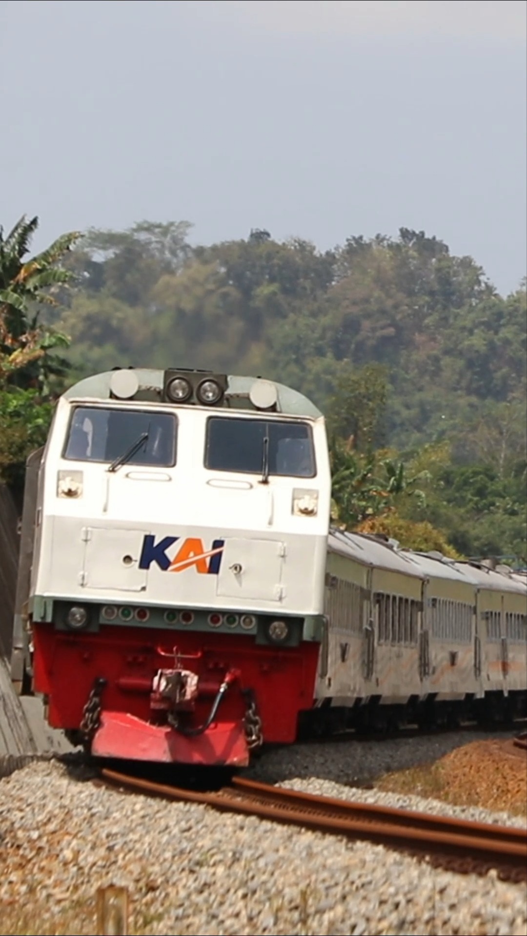 Lokomotif CC203 - the Rail Sprinter menarik rangkaian Kereta api ...