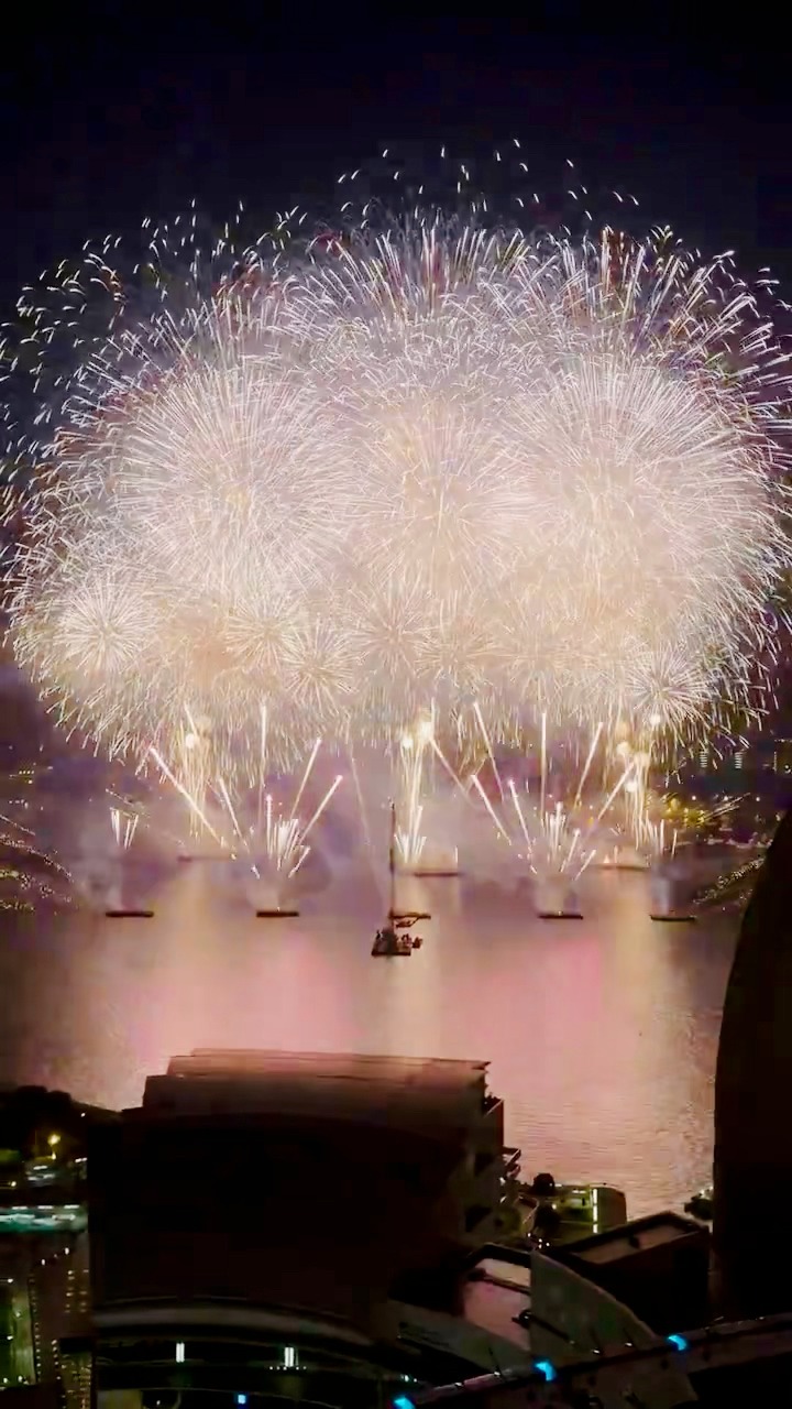 プロジェクター minato 🎆 A breathtaking night in Yokohama! ✨ The Minato Mirai Festival