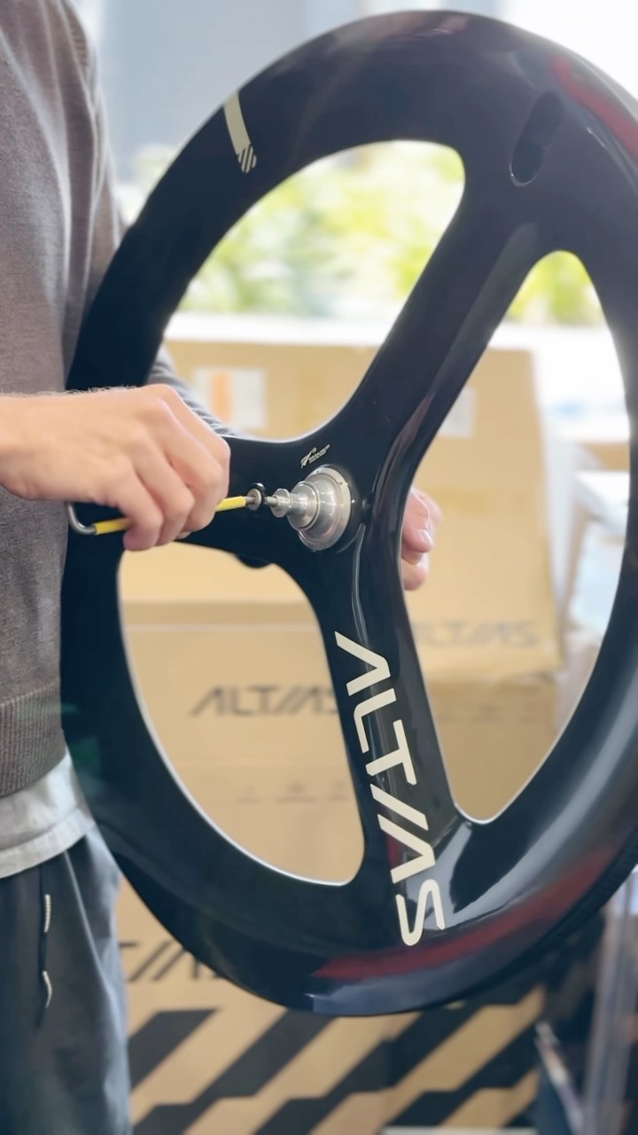 The final touches on the Altias 3-Spoke #trispoke | Velobike
