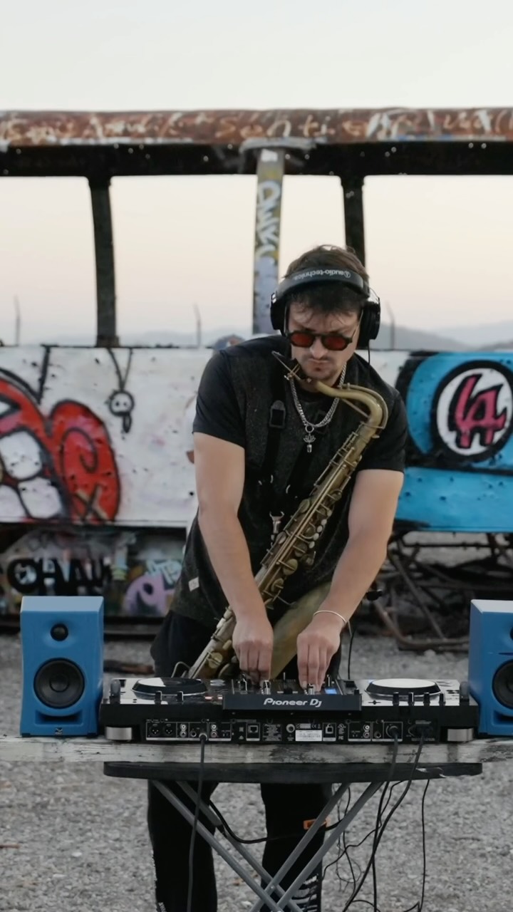 アート・デザイン・音楽 The Nomad Life Let's make art as the world falls apart! Nomad Livin (Milk) filmed