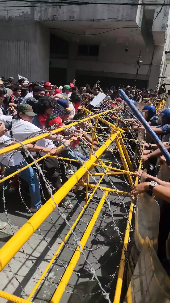 WATCH: Protesters break through the police’s anti-riot barricades along ...