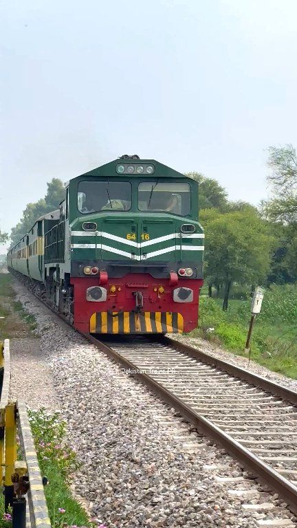 کراچی سے پشاور جانے والی 47اپ رحمان بابا ایکسپریس چک پیرانا سے کراس کر ...