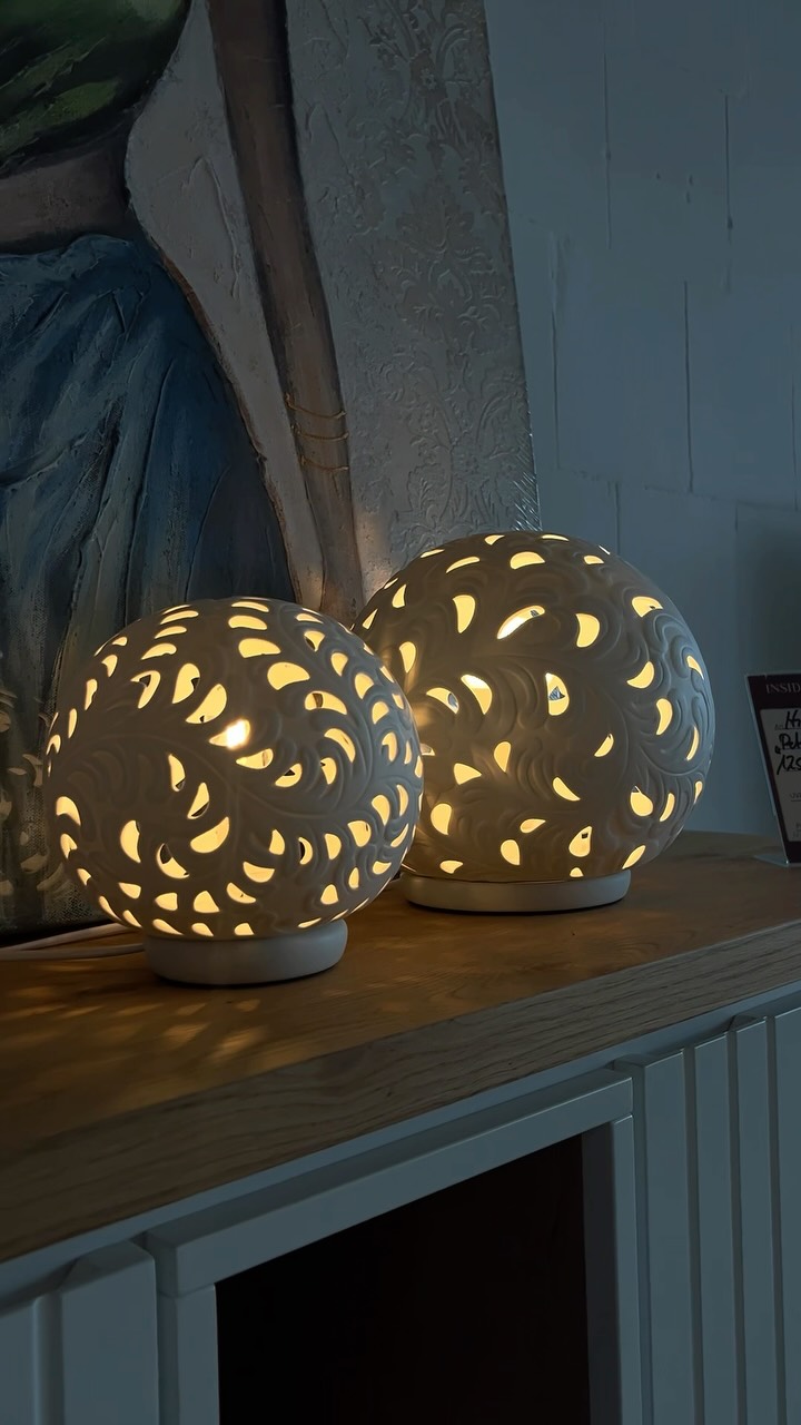 ✨ Besondere Deko-Highlights bei Inside-Living! ✨, —, Entdeckt unsere vielfältige Auswahl an Deko-Uhren, kleinen Tier- & Gebäudefiguren sowie stilvollen Deko-Lampen. 🐄🏠💡, Ob als schöner Blickfang oder