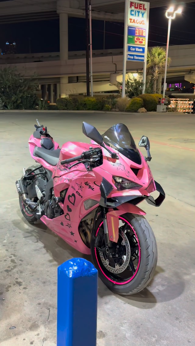 This ZX6R got the full kawaii treatment with a custom pink Kuromi