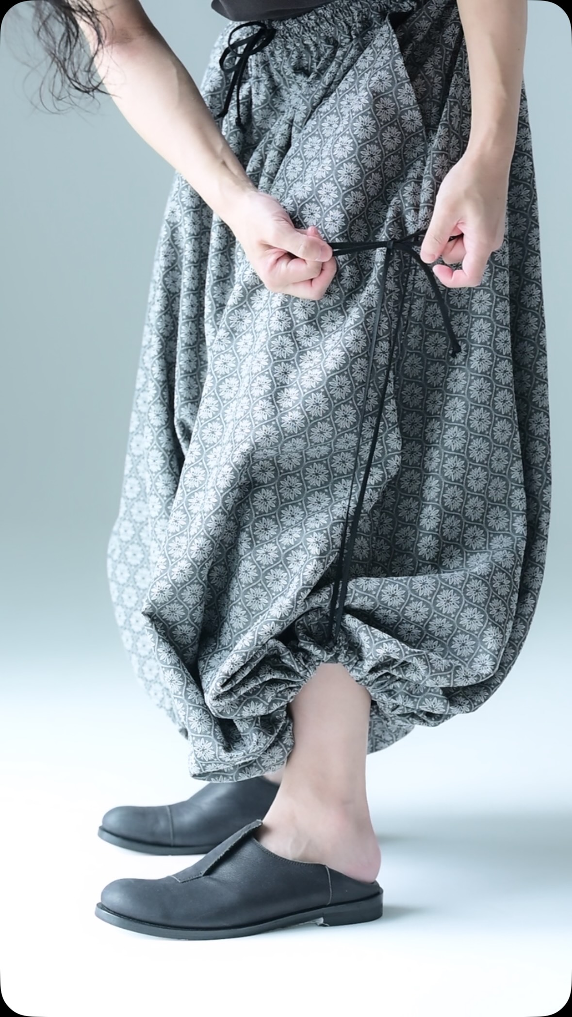 BISHOOL] Bloom Jacquard 袴 balloon Pants 8枚の花弁を思わせる美しい