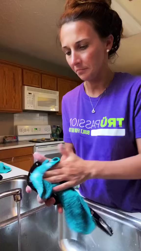 She love to was dishes 😂 areyouignert shehatesit shemad lol